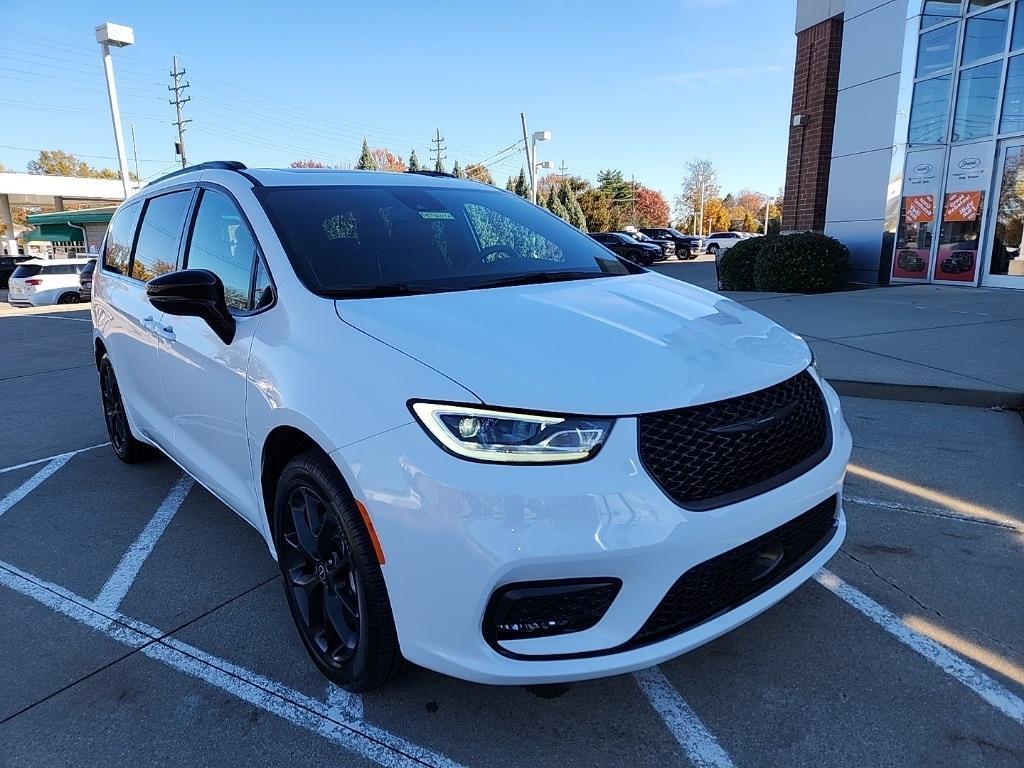 used 2025 Chrysler Pacifica car, priced at $43,981
