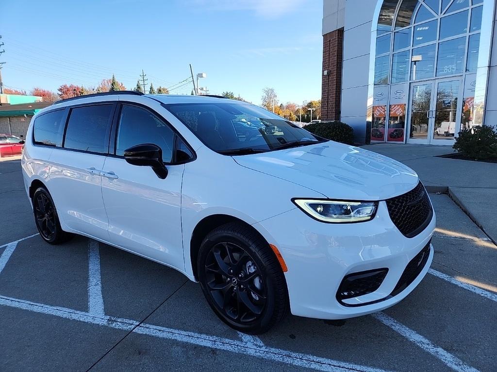 used 2025 Chrysler Pacifica car, priced at $43,981
