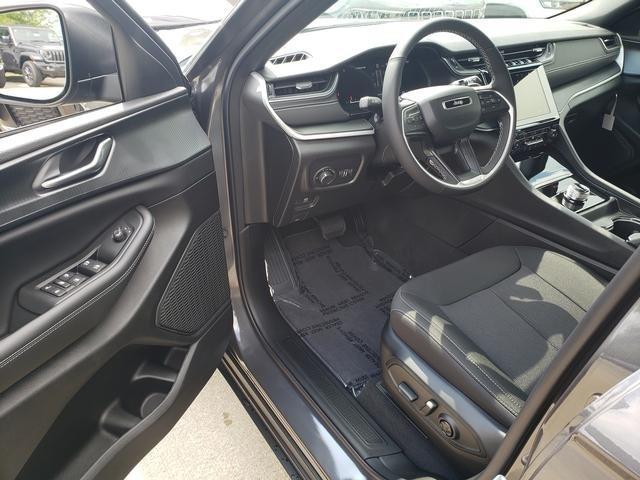 new 2025 Jeep Grand Cherokee car, priced at $42,670