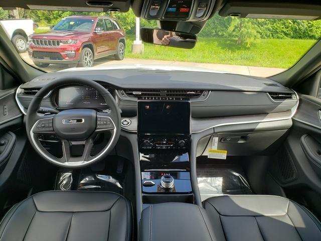 new 2025 Jeep Grand Cherokee car, priced at $43,900