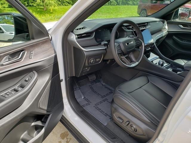 new 2025 Jeep Grand Cherokee car, priced at $43,900