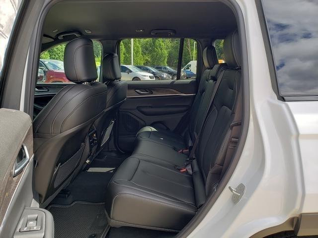 new 2025 Jeep Grand Cherokee car, priced at $43,900