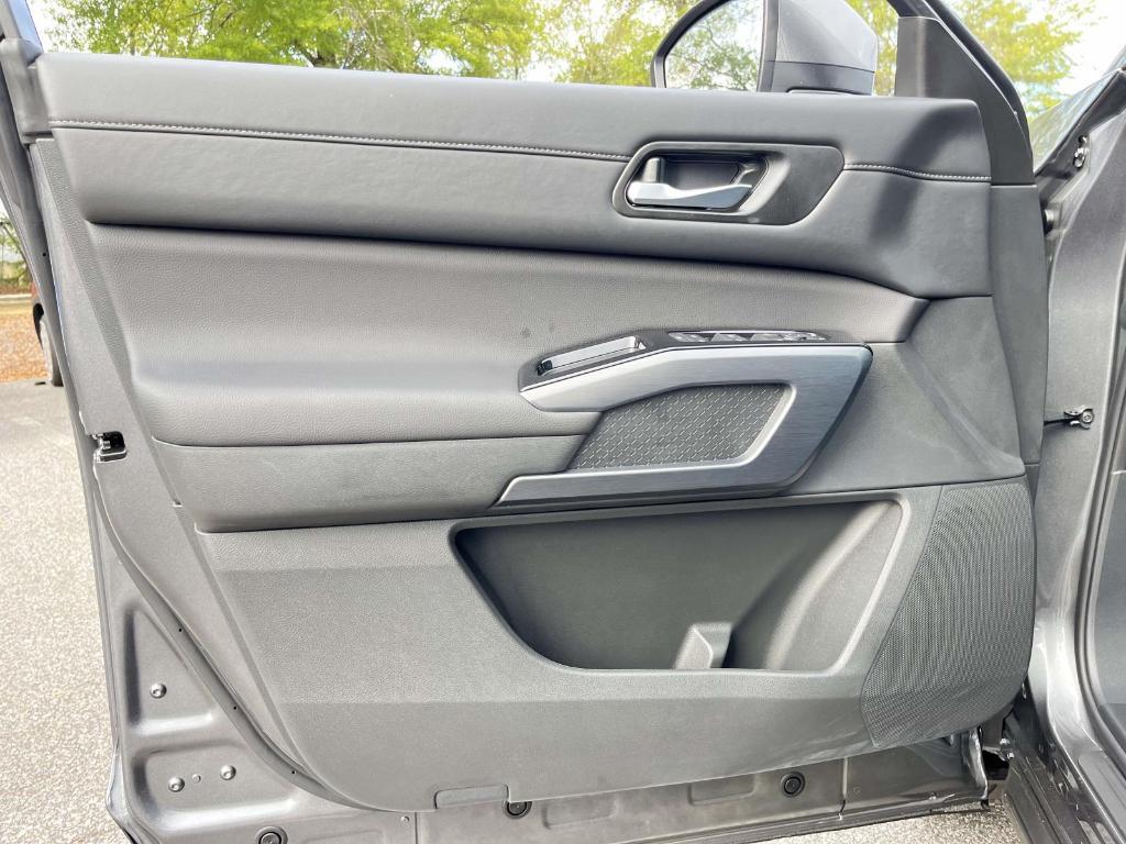 new 2025 Nissan Pathfinder car, priced at $39,275