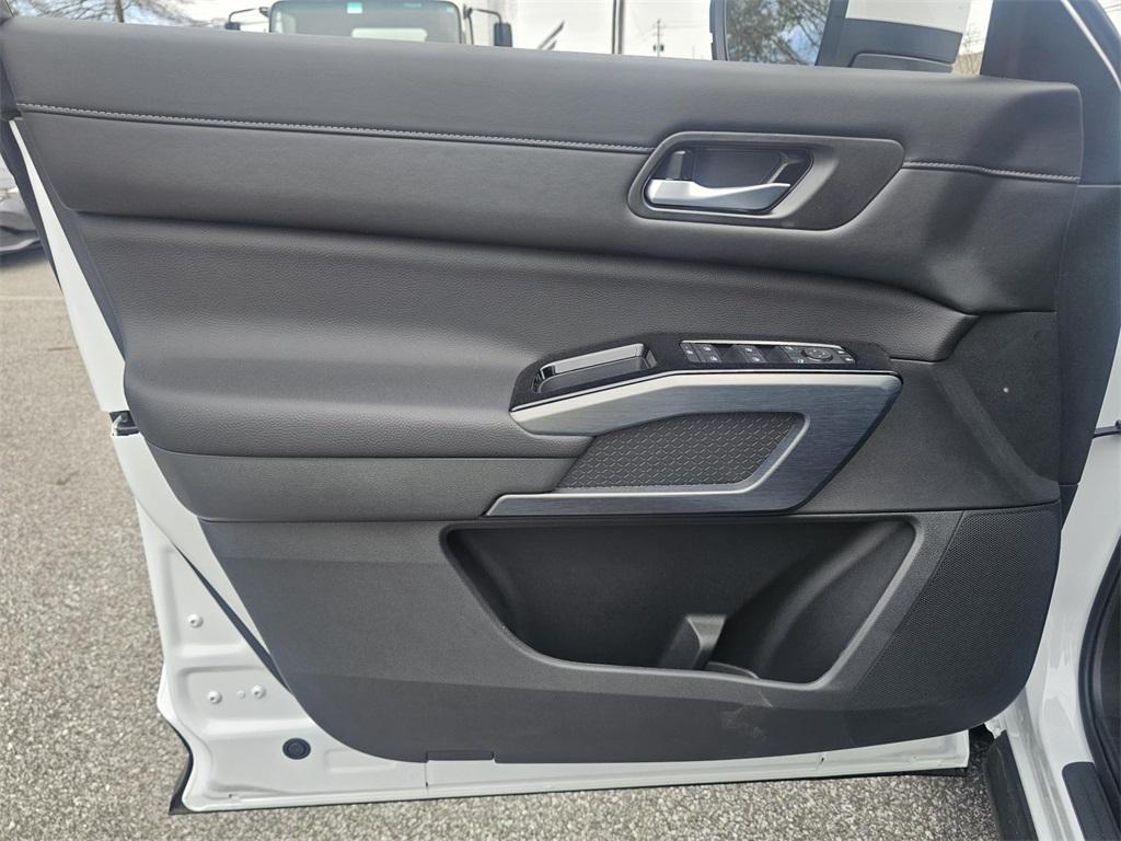 new 2025 Nissan Pathfinder car, priced at $44,977