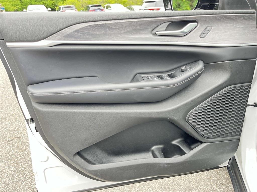 used 2023 Jeep Grand Cherokee car, priced at $29,285