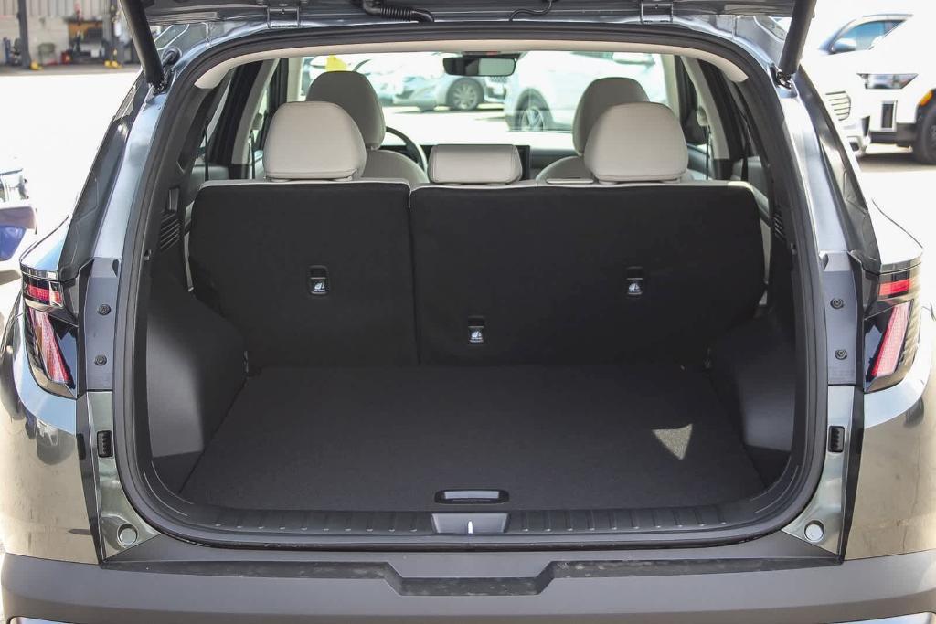 new 2025 Hyundai TUCSON Hybrid car, priced at $37,935