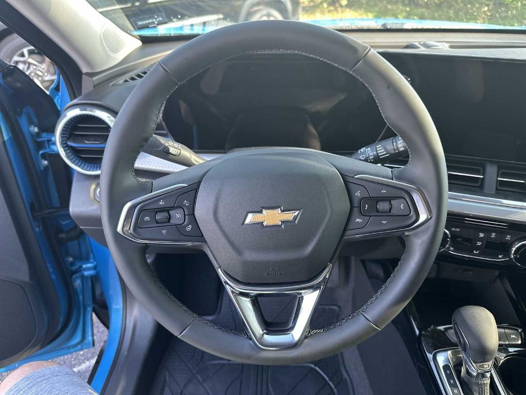 new 2025 Chevrolet Trax car, priced at $22,215