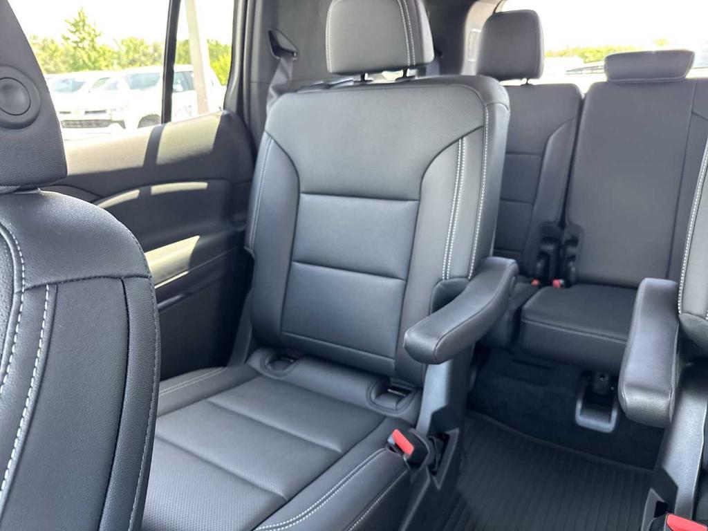 new 2025 Chevrolet Traverse car, priced at $45,680