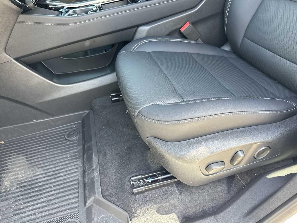 new 2025 Chevrolet Traverse car, priced at $45,680