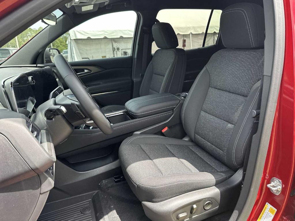 new 2025 Chevrolet Traverse car, priced at $38,040