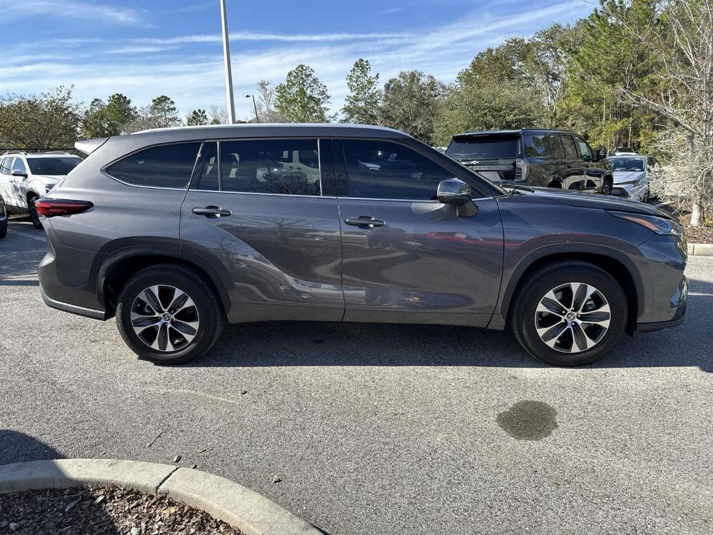 used 2022 Toyota Highlander car, priced at $29,897