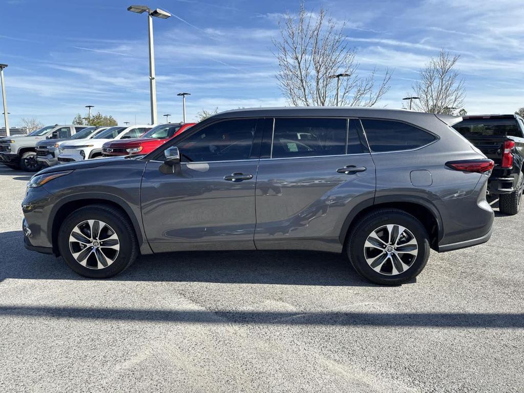 used 2022 Toyota Highlander car, priced at $29,897