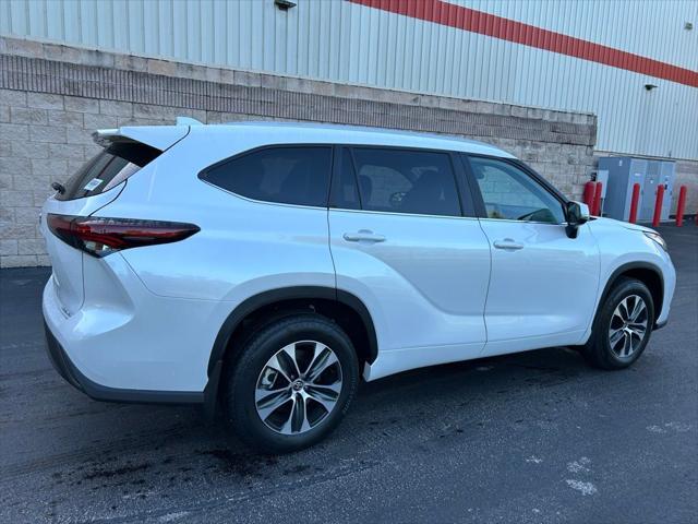 used 2025 Toyota Highlander car, priced at $47,237