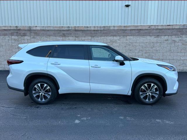 used 2025 Toyota Highlander car, priced at $47,237
