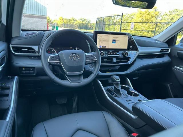 used 2025 Toyota Highlander car, priced at $47,237