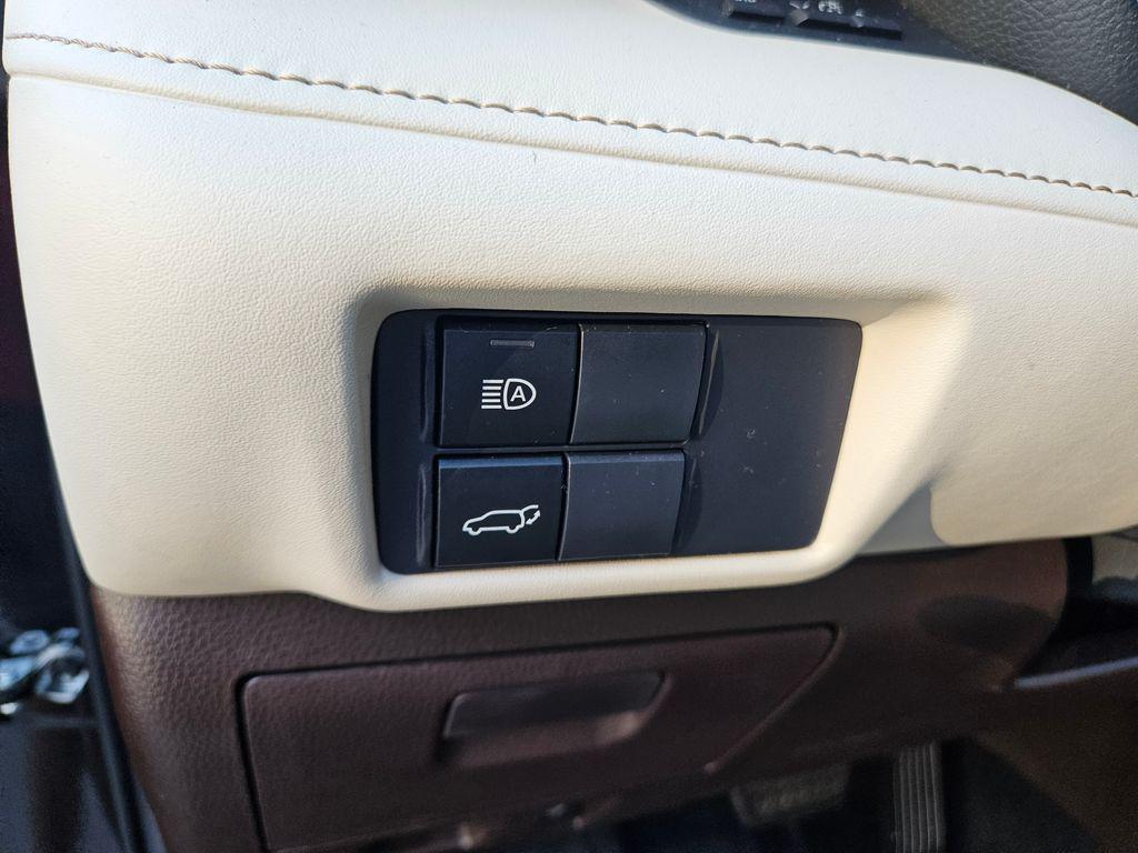 used 2022 Toyota Highlander car, priced at $31,937