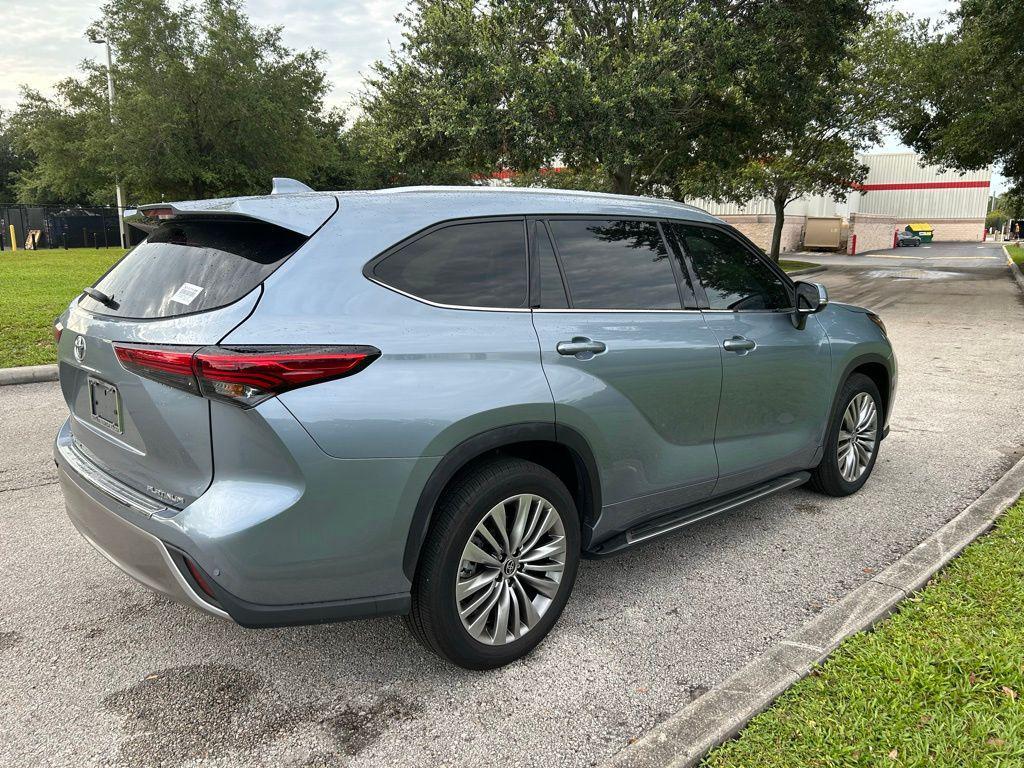 used 2022 Toyota Highlander car, priced at $38,737