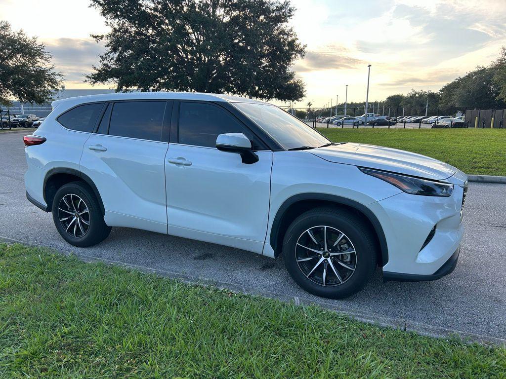 used 2022 Toyota Highlander car, priced at $27,737