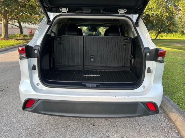used 2022 Toyota Highlander car, priced at $35,237