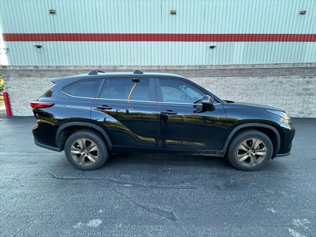 used 2023 Toyota Highlander Hybrid car, priced at $40,977