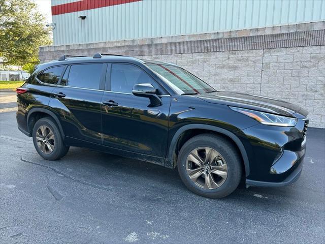 used 2023 Toyota Highlander Hybrid car, priced at $40,977