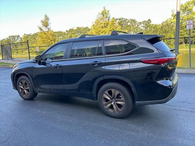 used 2023 Toyota Highlander Hybrid car, priced at $40,977