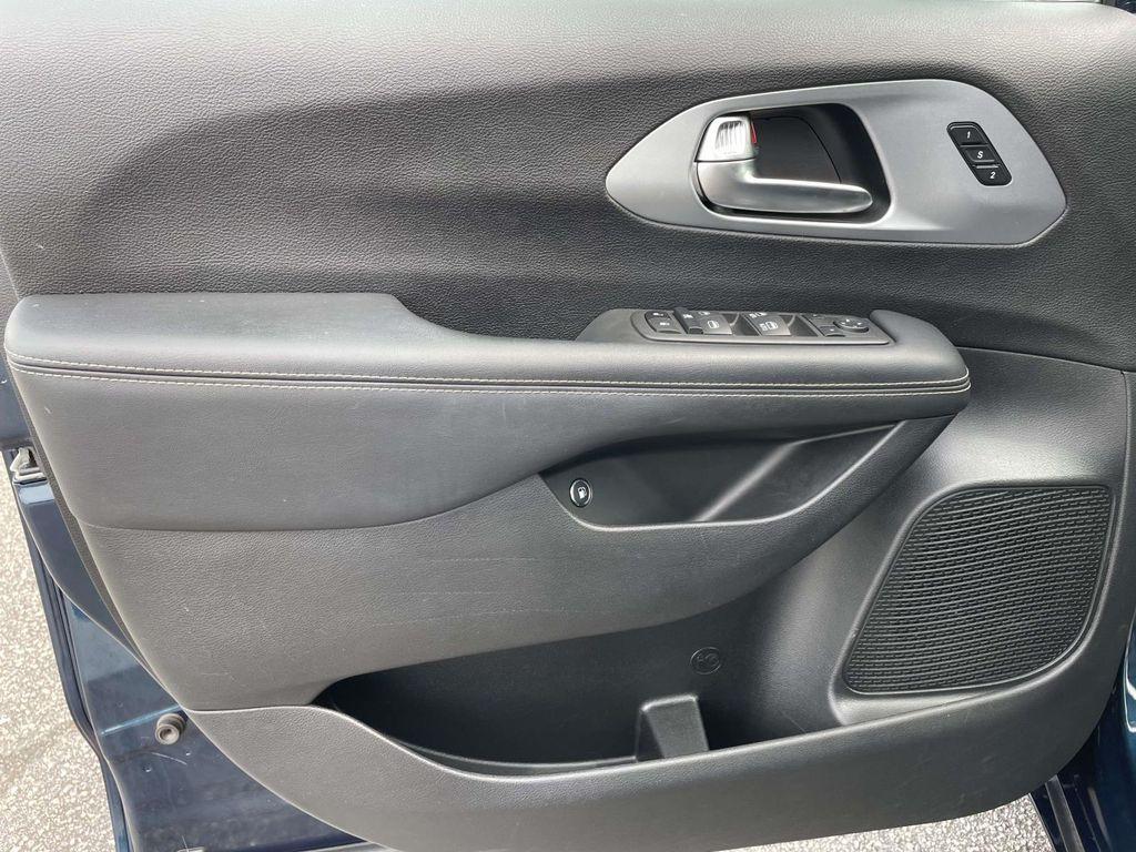 used 2022 Chrysler Pacifica Hybrid car, priced at $27,799