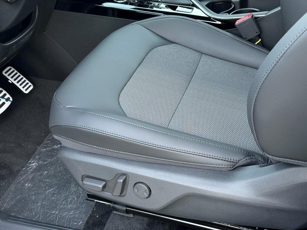 new 2025 Kia Niro car, priced at $33,606