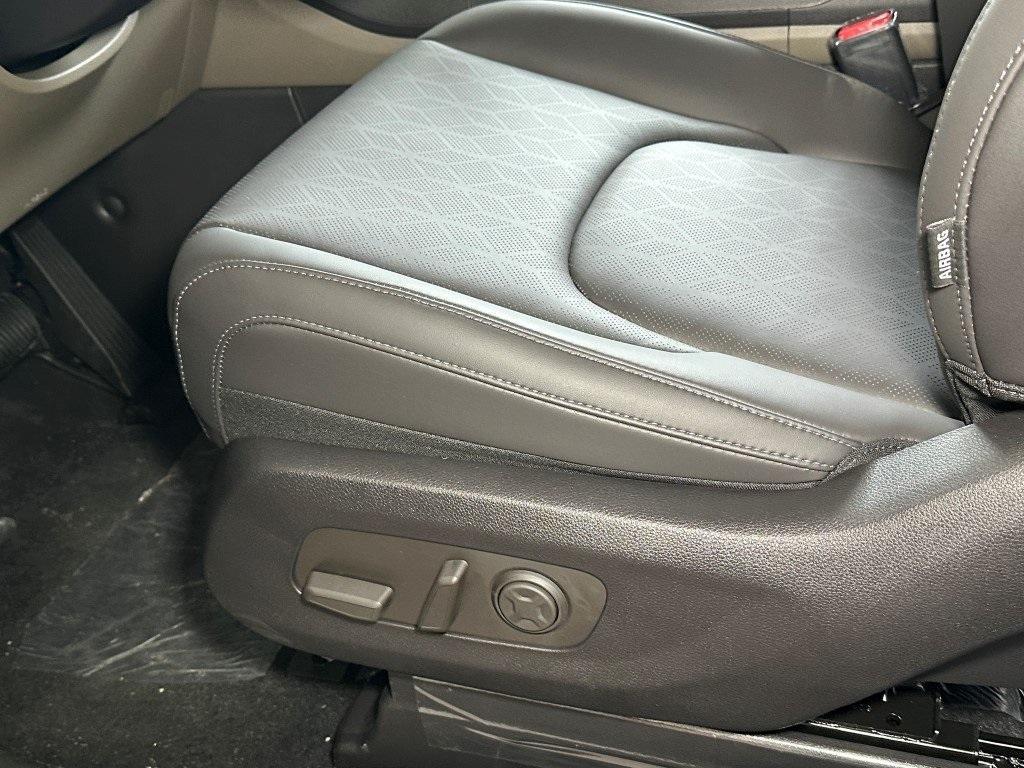 new 2025 Kia Carnival car, priced at $40,035