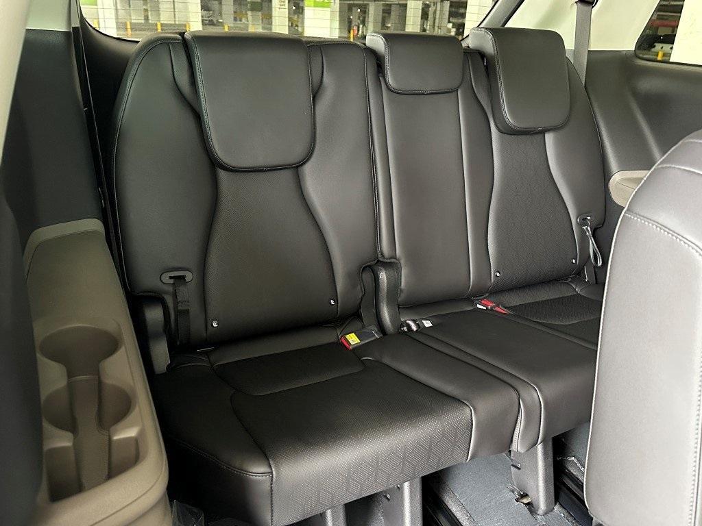 new 2025 Kia Carnival car, priced at $40,035