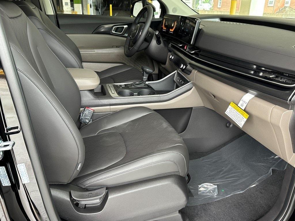 new 2025 Kia Carnival car, priced at $40,035