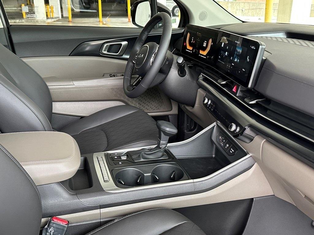 new 2025 Kia Carnival car, priced at $40,035