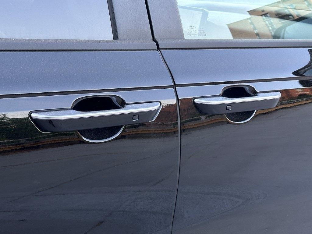new 2025 Kia Carnival car, priced at $40,635