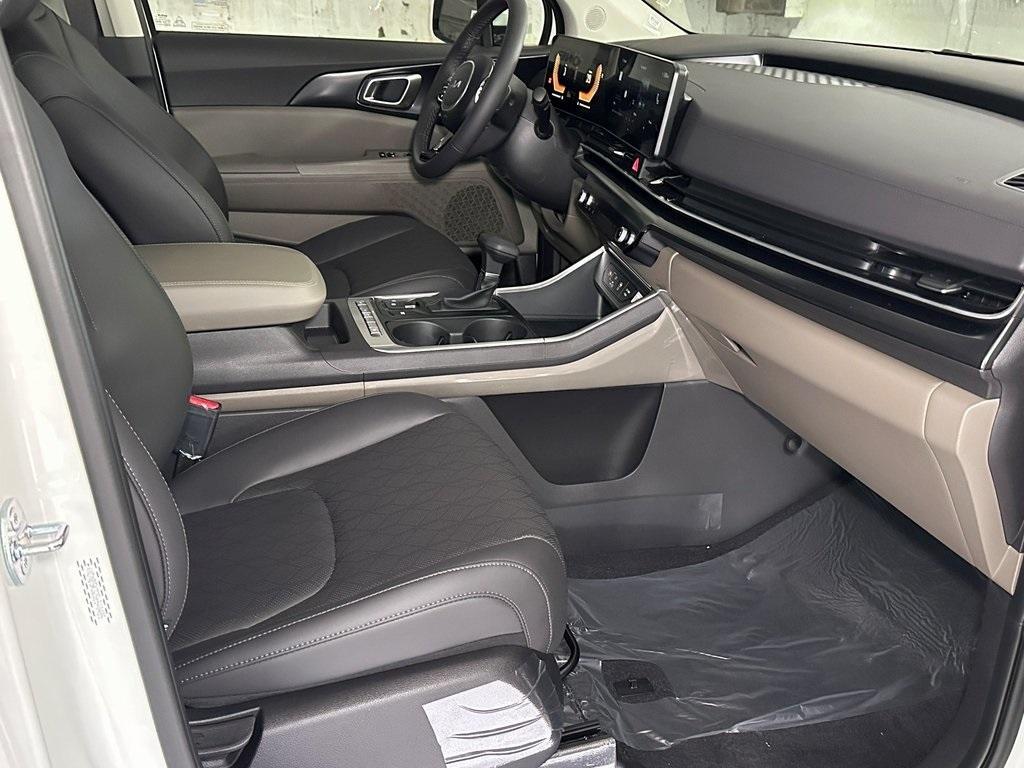 new 2025 Kia Carnival car, priced at $40,635