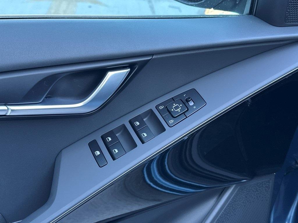 new 2025 Kia Niro Plug-In Hybrid car, priced at $35,260
