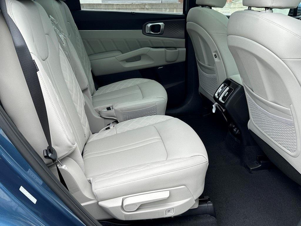 new 2025 Kia Sorento Hybrid car, priced at $43,593