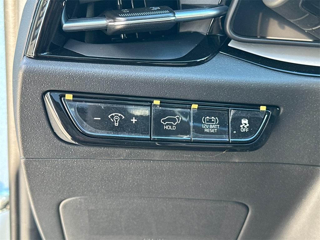 new 2025 Kia Niro car, priced at $30,736