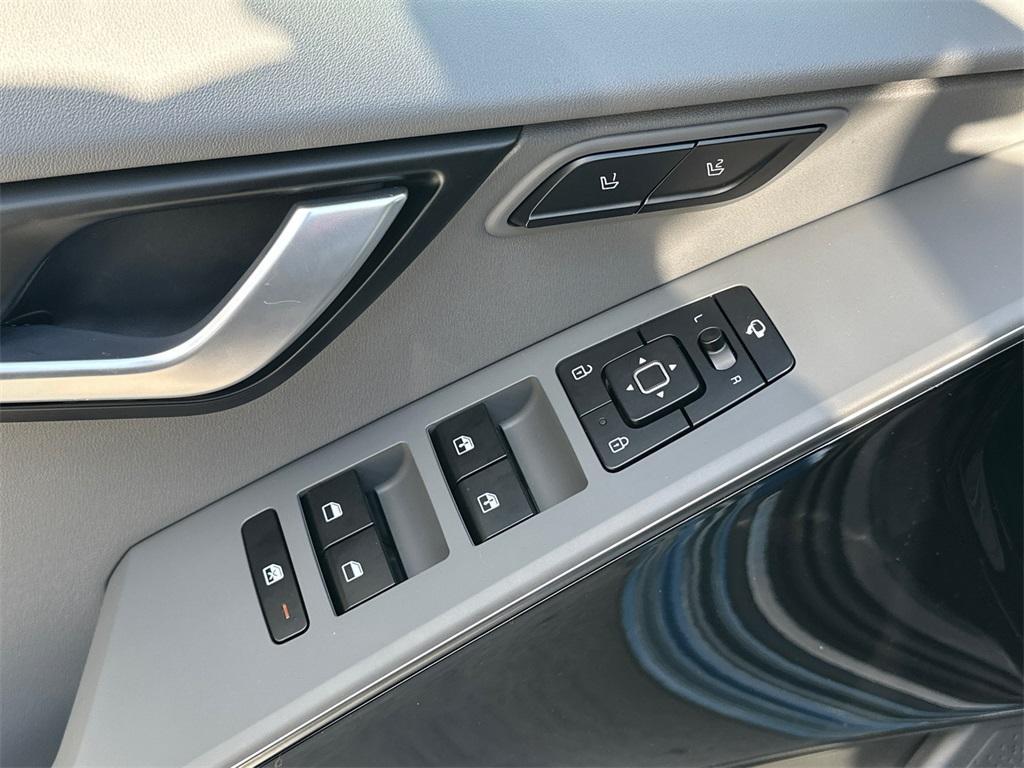 new 2025 Kia Niro car, priced at $30,736