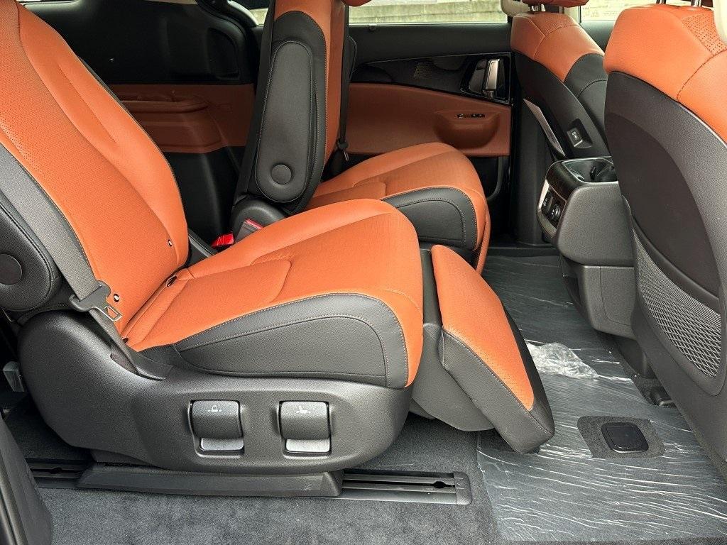 new 2025 Kia Carnival Hybrid car, priced at $54,567