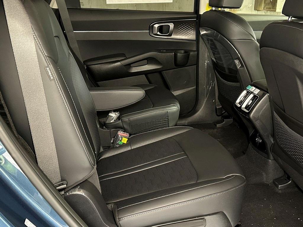 new 2025 Kia Sorento Hybrid car, priced at $43,398