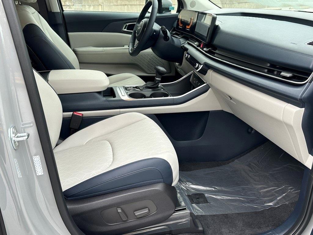 new 2025 Kia Carnival car, priced at $39,636