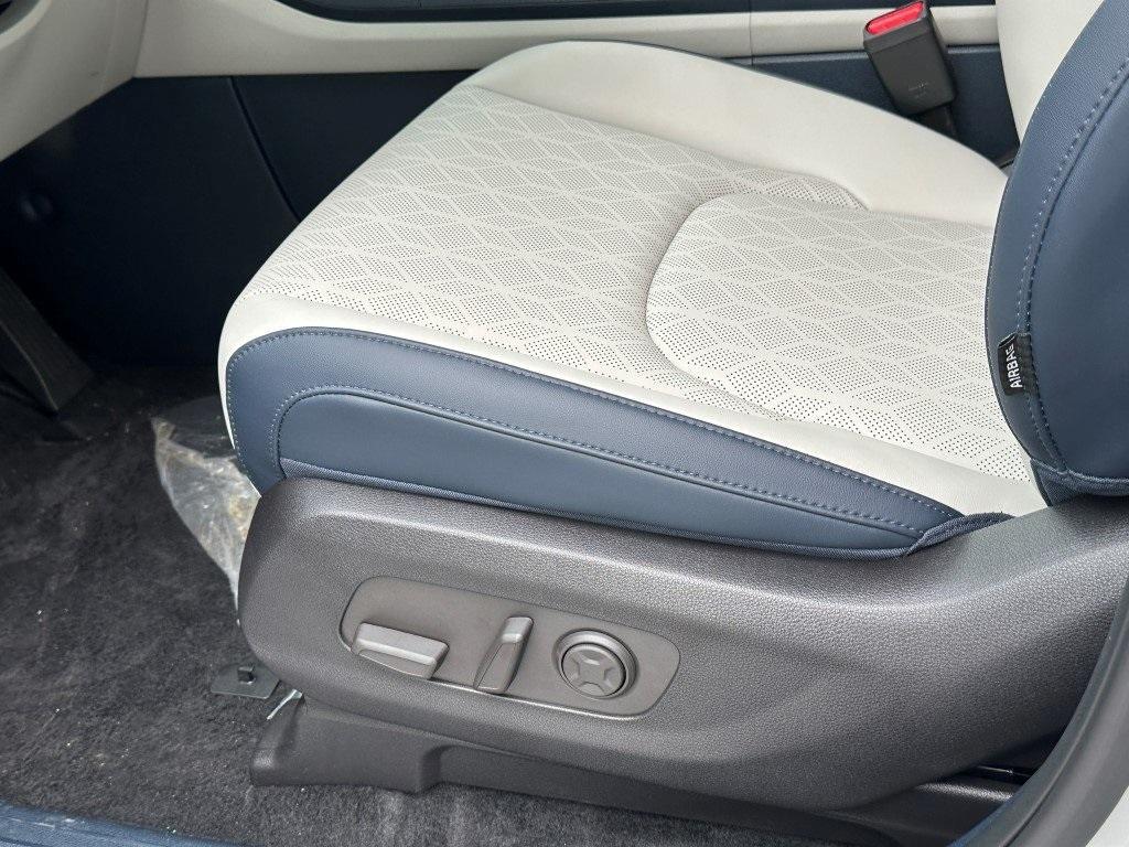 new 2025 Kia Carnival car, priced at $39,636