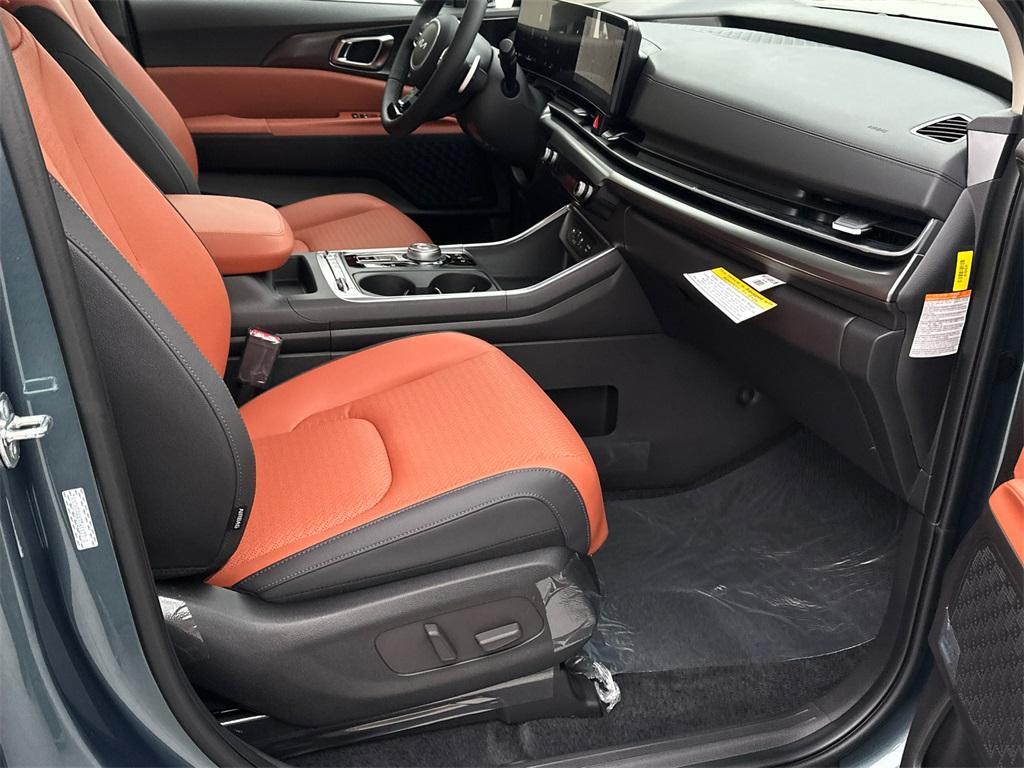 new 2026 Kia Carnival Hybrid car, priced at $51,625