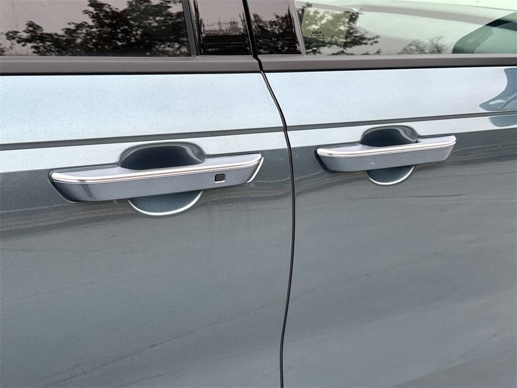 new 2026 Kia Carnival Hybrid car, priced at $51,625