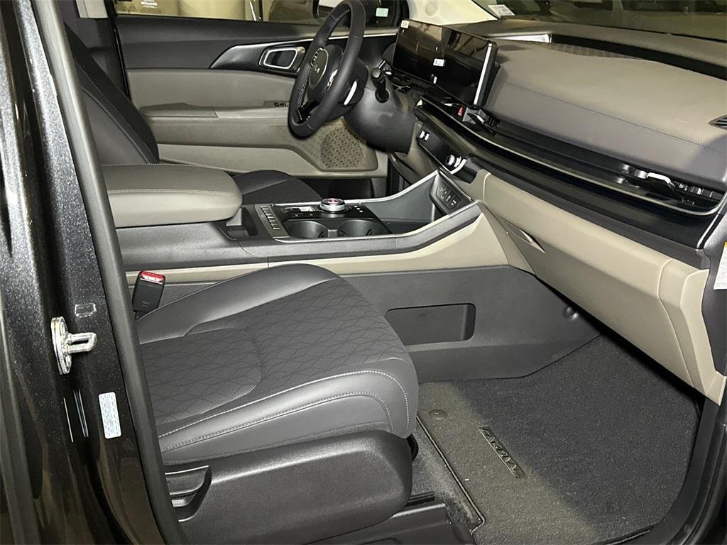 new 2026 Kia Carnival Hybrid car, priced at $39,698