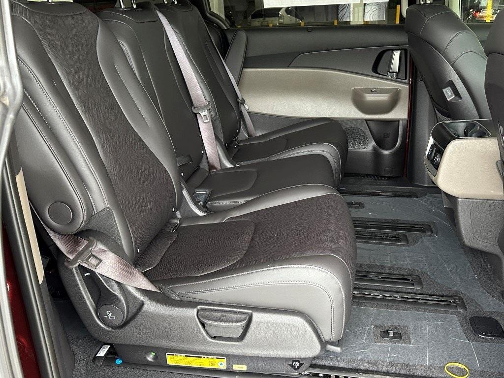 new 2025 Kia Carnival Hybrid car, priced at $49,150