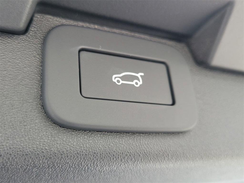 new 2025 Land Rover Discovery car, priced at $83,978