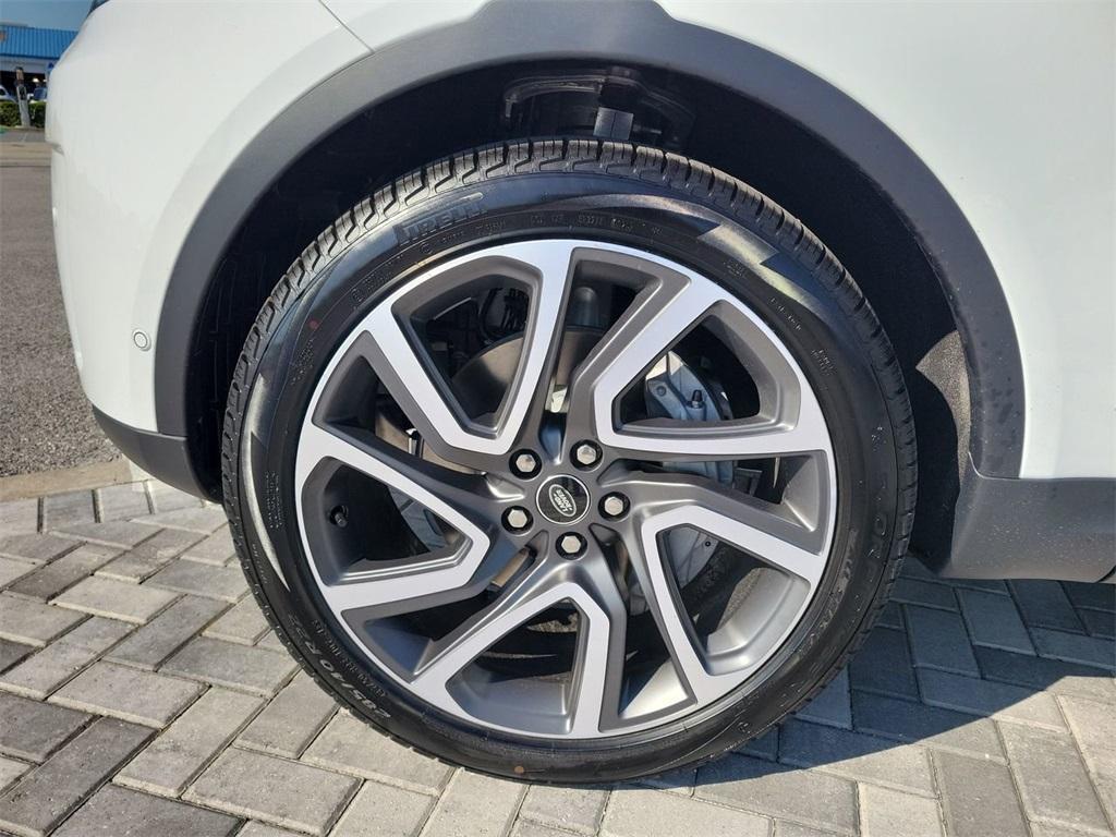 new 2025 Land Rover Discovery car, priced at $64,925