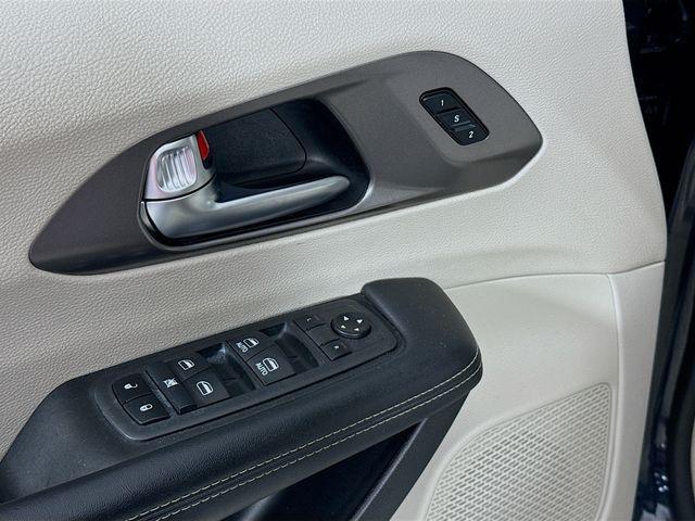 used 2021 Chrysler Pacifica Hybrid car, priced at $24,975