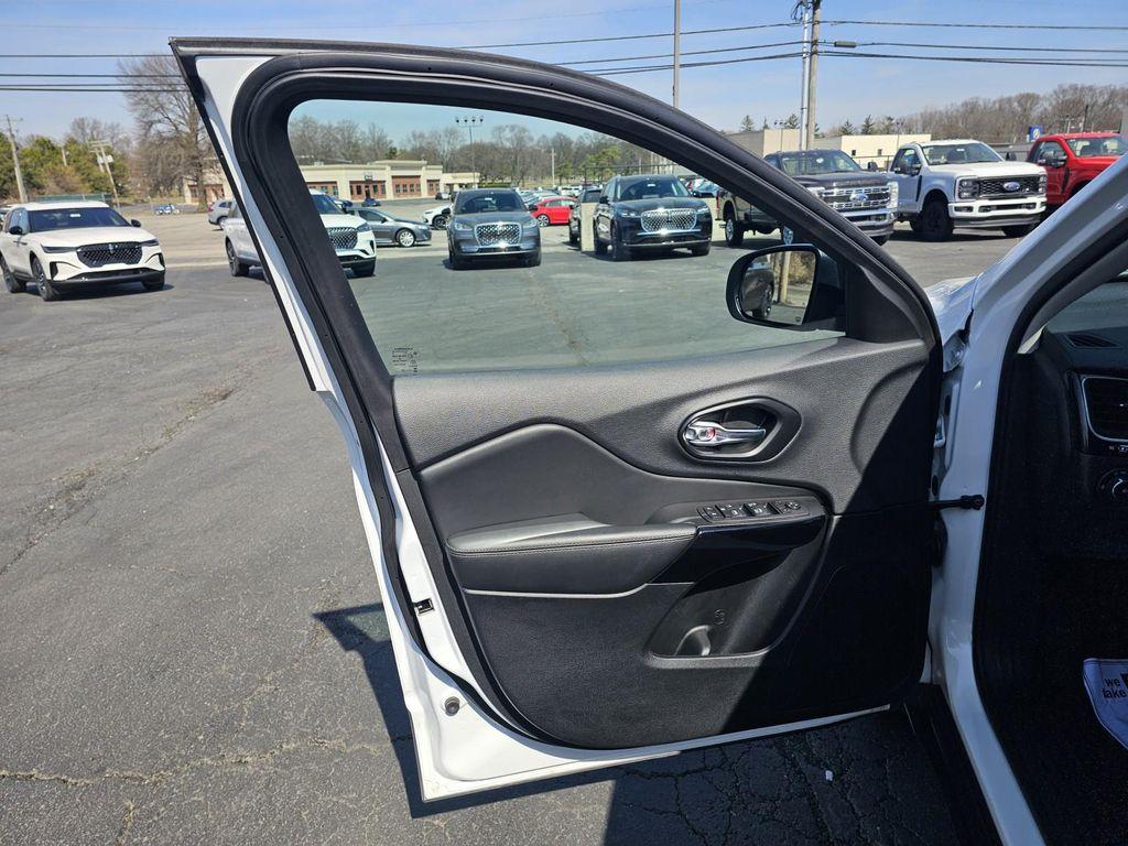 used 2023 Jeep Cherokee car, priced at $22,986